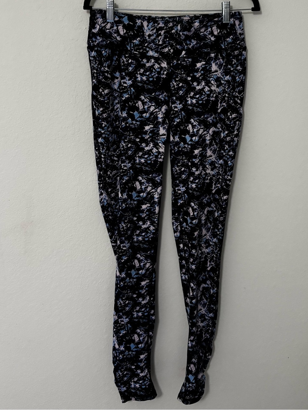 Gaiam Black & Blue Abstract Print Leggings, Size M 🖤💙